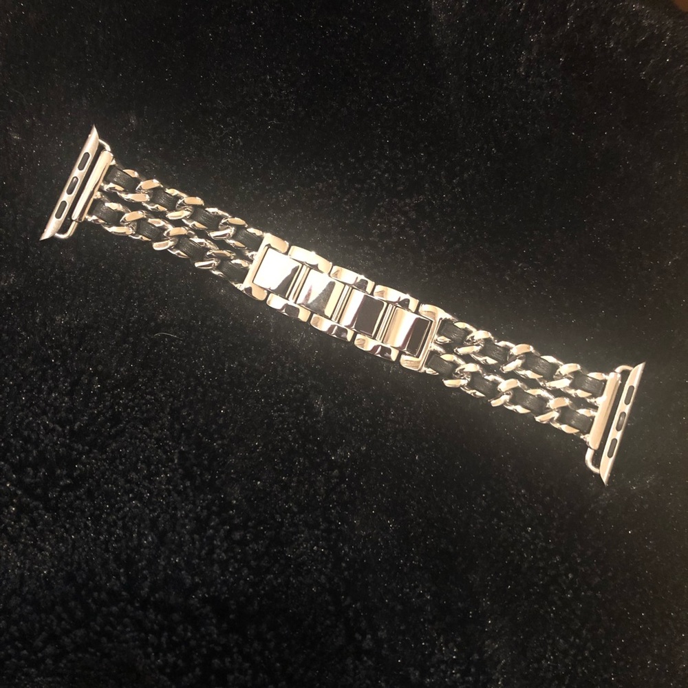 Apple Watch band in silver looks like Chanel!